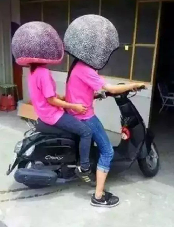 Potret kocak desain nyeleneh helm Berbagai sumber Potret kocak desain nyeleneh helm Berbagai sumber