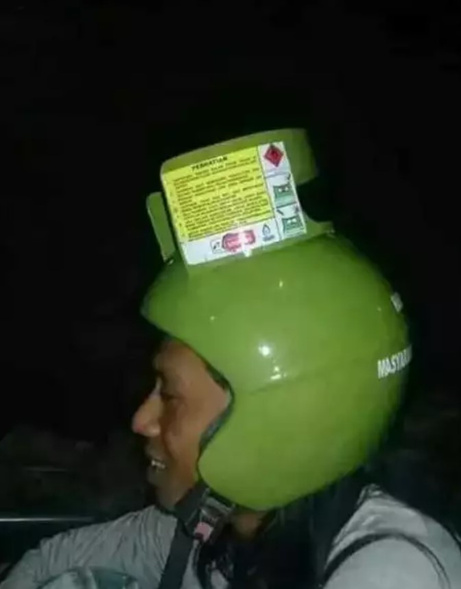 Potret kocak desain nyeleneh helm Berbagai sumber Potret kocak desain nyeleneh helm Berbagai sumber