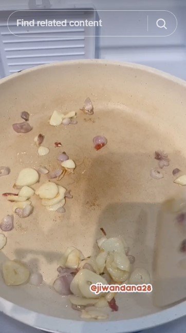 Tanpa direbus di air garam atau baking soda, ini trik jitu menumis kangkung agar empuk dan tetap hijau