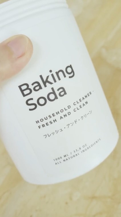 bersihkan lantai keramik di rumah yang kusam © TikTok