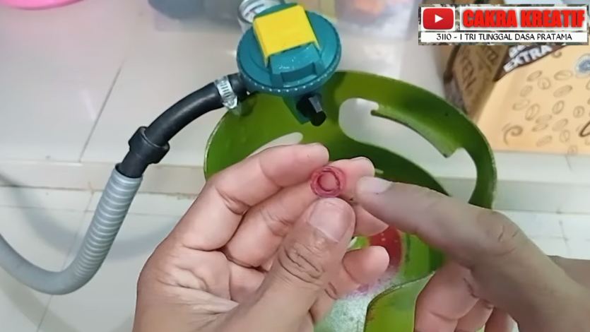 Bukan ditambal karet atau ban bekas, ini cara mudah atasi tabung gas elpiji bocor cuma pakai 1 alat