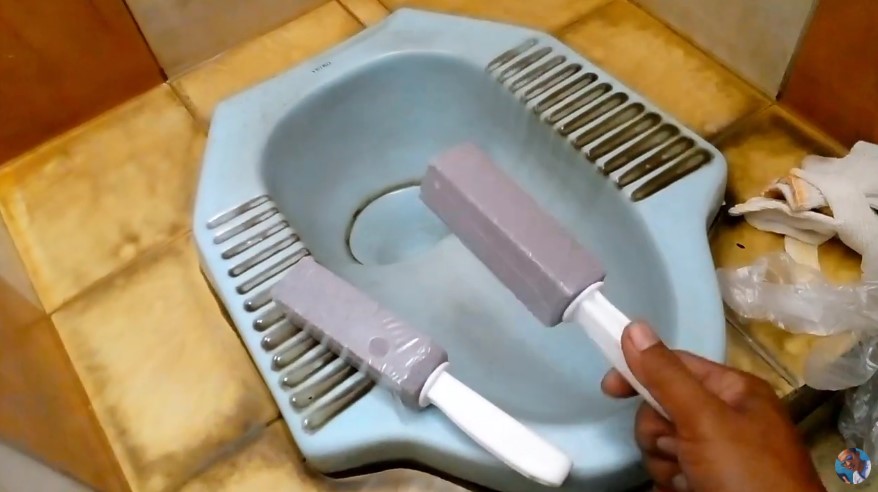 bersihkan kloset yang berkerak pakai batu © YouTube