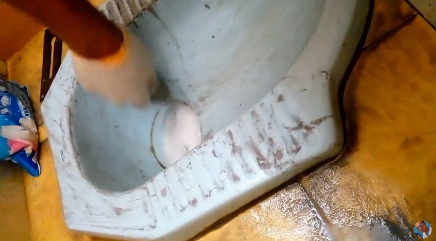 bersihkan kloset yang berkerak pakai batu © YouTube