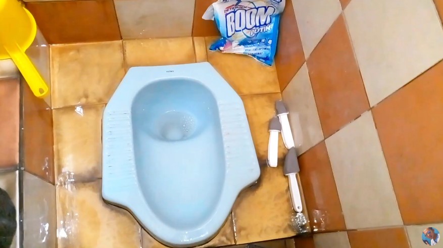 bersihkan kloset yang berkerak pakai batu © YouTube