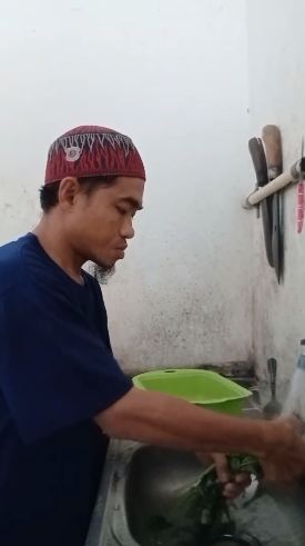Bukan garam atau baking soda, ini cara mencuci kangkung agar bebas ulat cuma pakai 1 bahan dapur