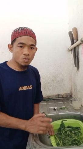 Bukan garam atau baking soda, ini cara mencuci kangkung agar bebas ulat cuma pakai 1 bahan dapur