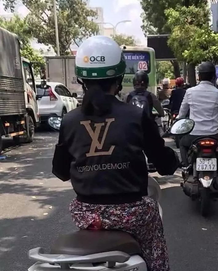 Potret pelesetan brand pada busana Berbagai sumber