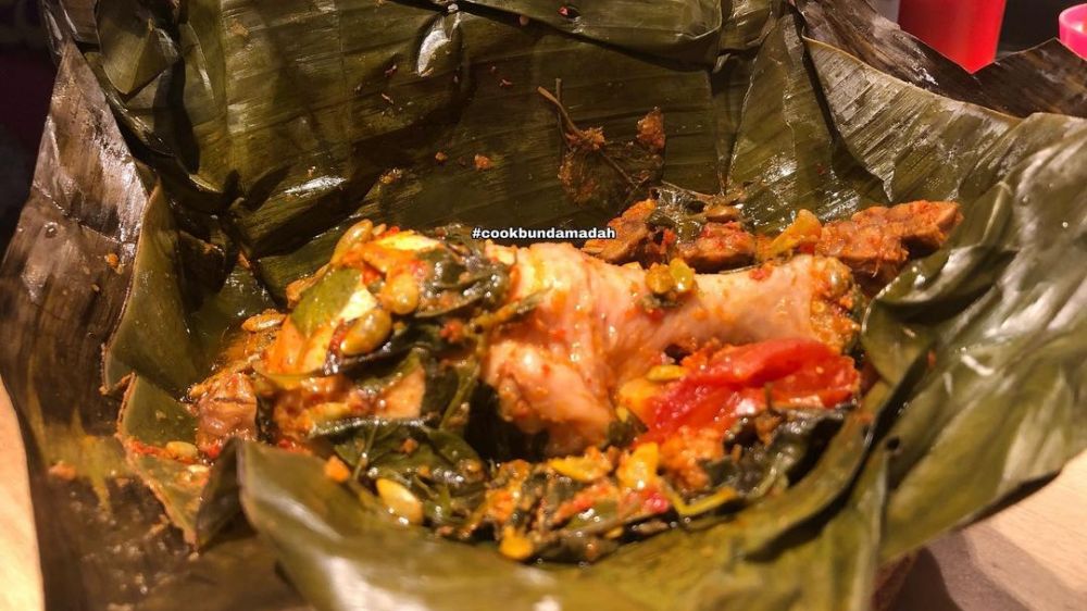 21 Cara membuat pepes ayam kemangi, simpel dan bikin nagih