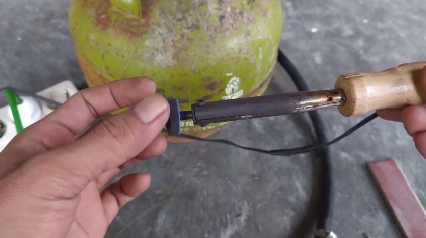 Bukan ditambal karet atau benang jahit, ini trik mengatasi tabung gas bocor pakai 1 jenis sampah