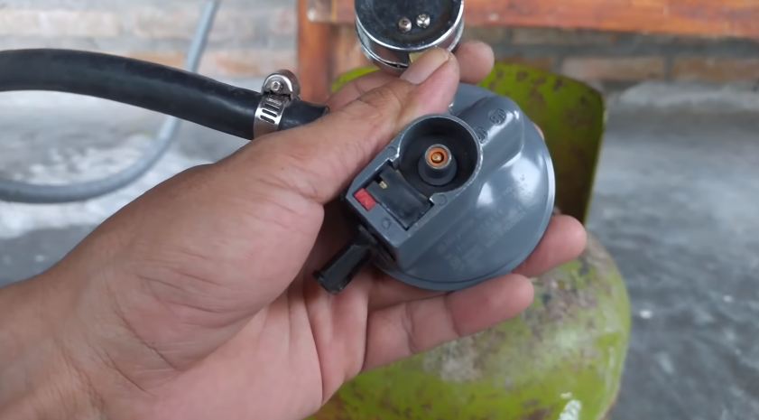 Bukan ditambal karet atau benang jahit, ini trik mengatasi tabung gas bocor pakai 1 jenis sampah