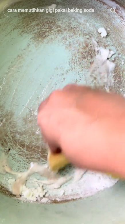 Tanpa sitrun atau air panas, ini trik basmi kerak membekas di bagian dalam panci pakai 1 bahan dapur