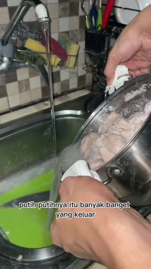 Tanpa bahan tambahan apapun, ini trik merebus ayam agar hasilnya empuk dan bebas bau amis