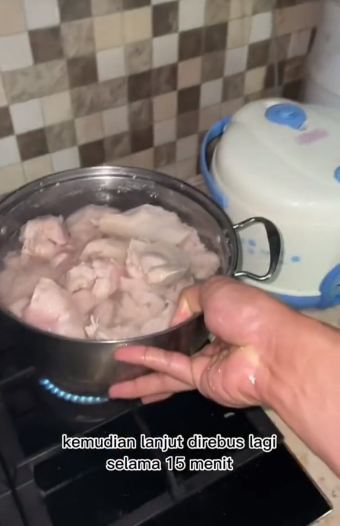 Tanpa bahan tambahan apapun, ini trik merebus ayam agar hasilnya empuk dan bebas bau amis