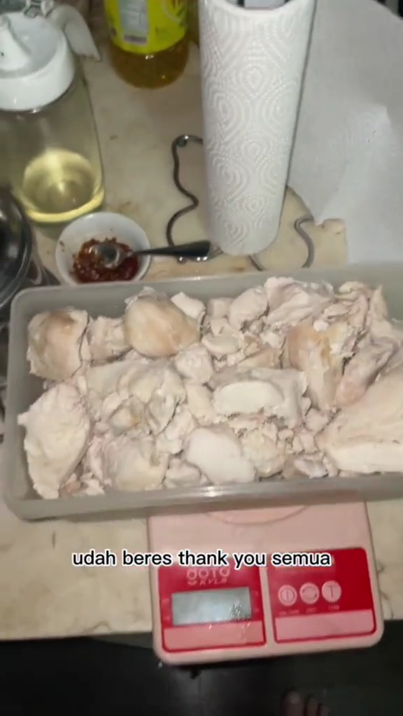 Tanpa bahan tambahan apapun, ini trik merebus ayam agar hasilnya empuk dan bebas bau amis