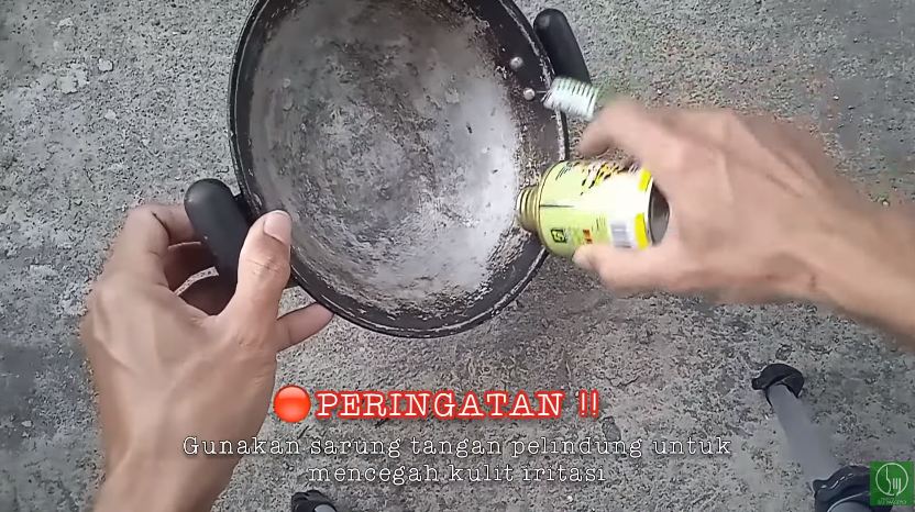 Tanpa dioles minyak kelapa, ini trik memperbaiki wajan rusak cuma pakai 1 jenis cairan