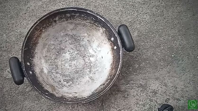 Tanpa dioles minyak kelapa, ini trik memperbaiki wajan rusak cuma pakai 1 jenis cairan