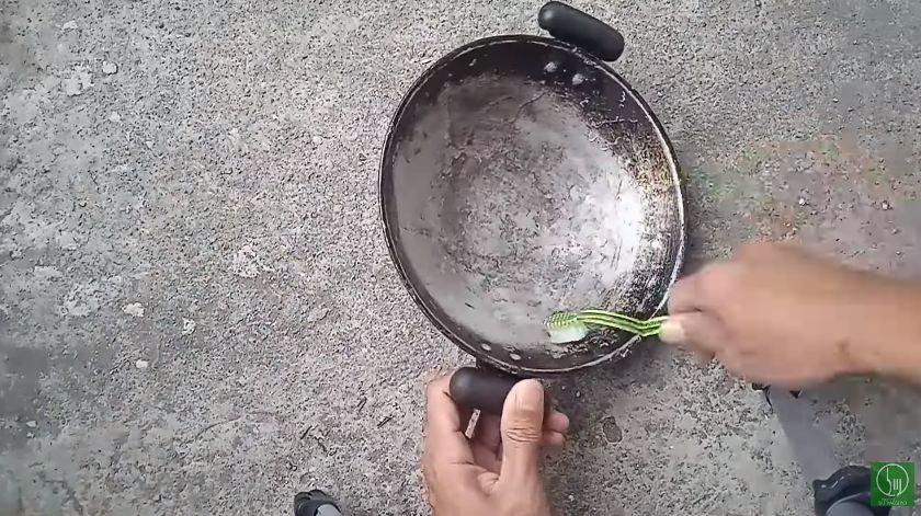 Tanpa dioles minyak kelapa, ini trik memperbaiki wajan rusak cuma pakai 1 jenis cairan