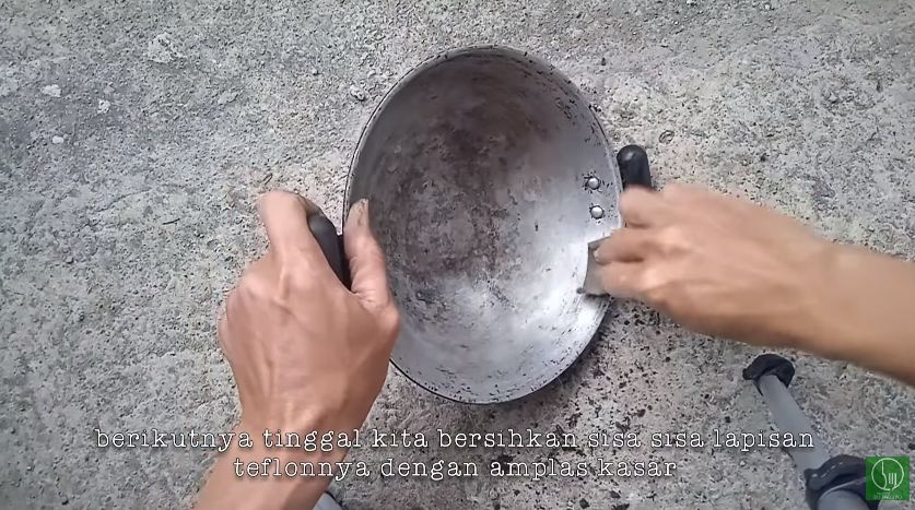 Tanpa dioles minyak kelapa, ini trik memperbaiki wajan rusak cuma pakai 1 jenis cairan
