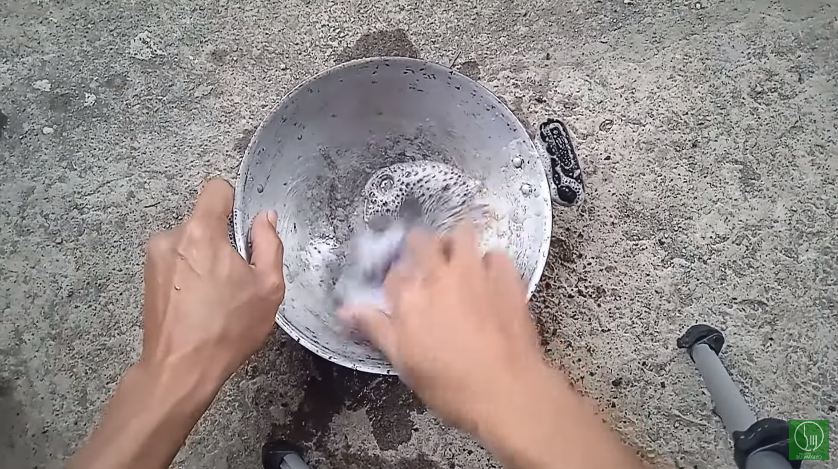 Tanpa dioles minyak kelapa, ini trik memperbaiki wajan rusak cuma pakai 1 jenis cairan