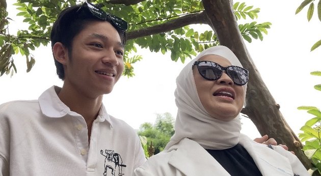 okie agustina gugat cerai suami didampingi anak sulungnya © berbagai sumber okie agustina gugat cerai suami didampingi anak sulungnya © berbagai sumber