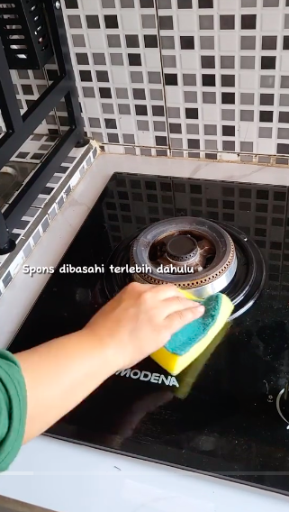 Bukan pakai cuka, begini cara bersihkan kompor tanam agar kembali kinclong dengan 1 bahan dapur