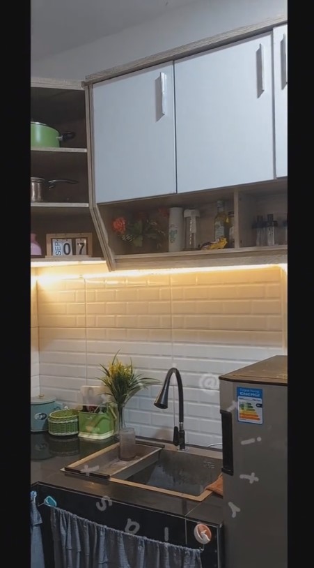 dapur mungil mini bar monokrom elegan © 2023 brilio.net