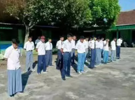 Potret kocak salah kostum Berbagai sumber Potret kocak salah kostum Berbagai sumber