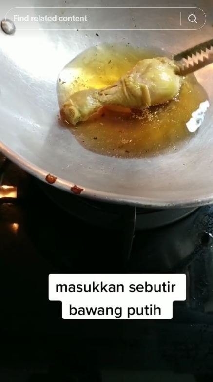 Bukan ditaburi tepung atau jahe, begini trik menggoreng ayam agar tak meletup dan lengket di wajan