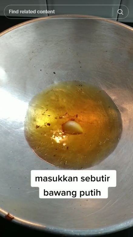 Bukan ditaburi tepung atau jahe, begini trik menggoreng ayam agar tak meletup dan lengket di wajan