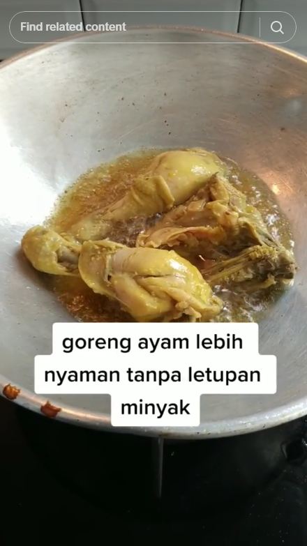 Bukan ditaburi tepung atau jahe, begini trik menggoreng ayam agar tak meletup dan lengket di wajan