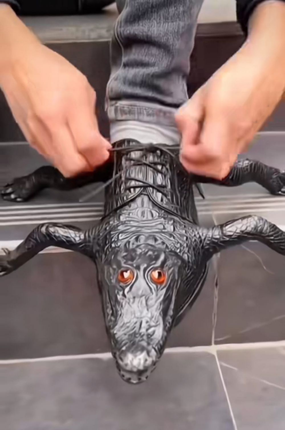 sepatu aneh nyeleneh berbagai sumber