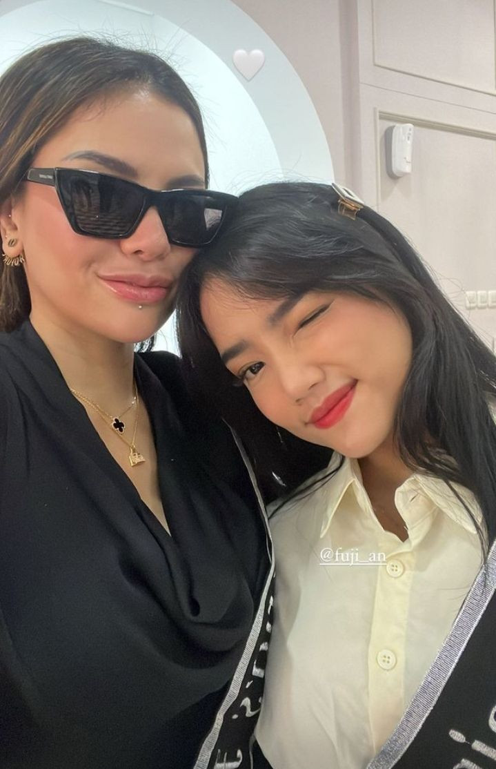 keakraban nikita mirzani dan fuji © berbagai sumber