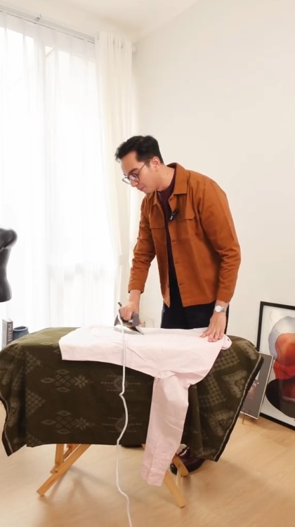 trik nyetrika baju hemat waktu © TikTok