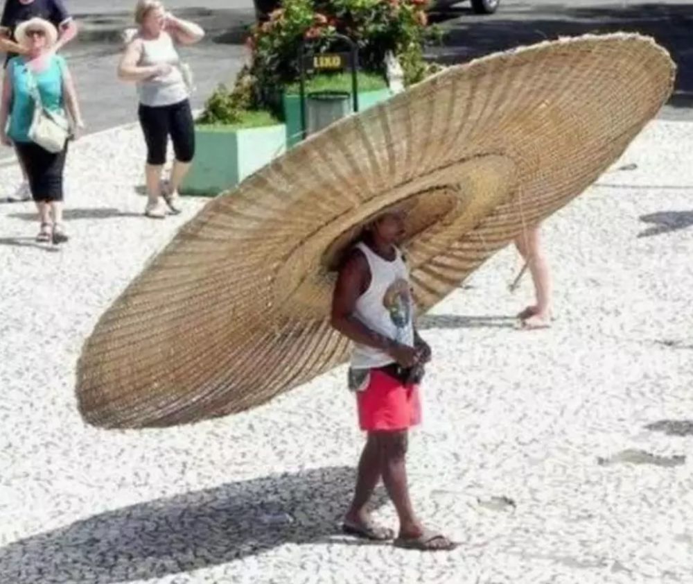 Potret kocak desain nyeleneh topi Berbagai sumber Potret kocak desain nyeleneh topi Berbagai sumber