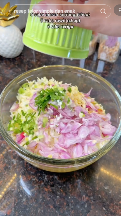 Bukan ditambah terigu atau tempe, ini trik bikin telur dadar semakin tebal cuma pakai 2 bahan makanan