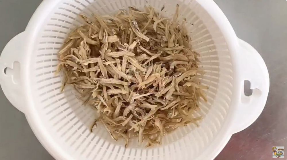 Tanpa direndam air panas atau cucian beras, ini trik goreng ikan teri agar makin renyah dan antialot