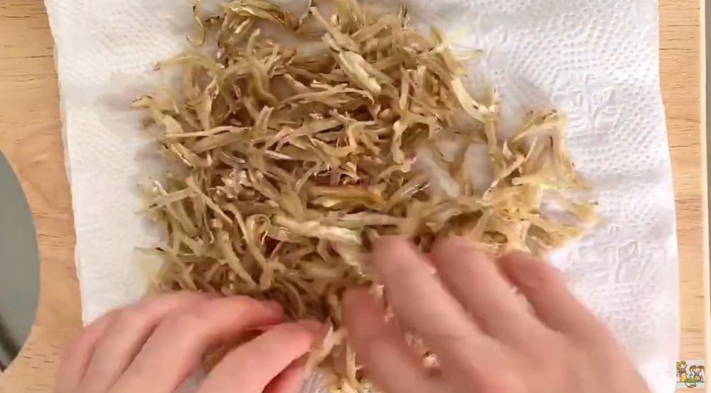Tanpa direndam air panas atau cucian beras, ini trik goreng ikan teri agar makin renyah dan antialot