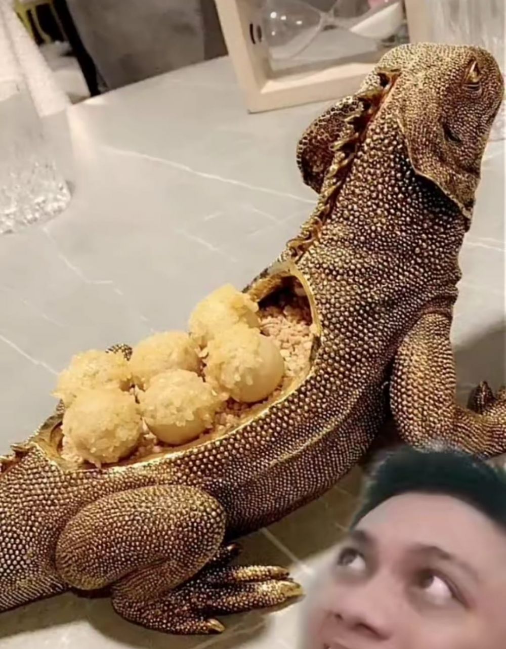 Piring aneh unik berbagai sumber