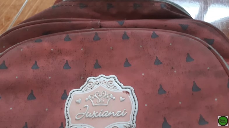 bersihkan tas dari jamur yang membandel © YouTube bersihkan tas dari jamur yang membandel © YouTube