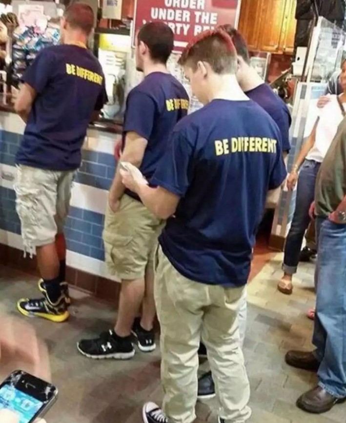 Jepretan kocak dari belakang Berbagai sumber