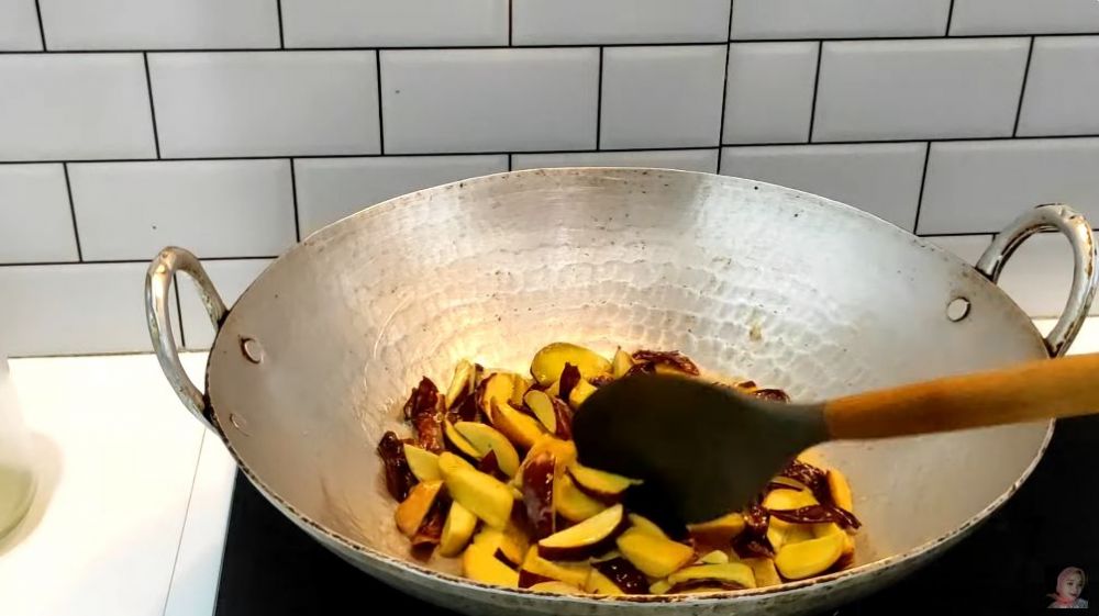 Cukup pakai 1 bahan, ini trik menggoreng jengkol agar empuk dan tak bau meski disimpan berhari-hari