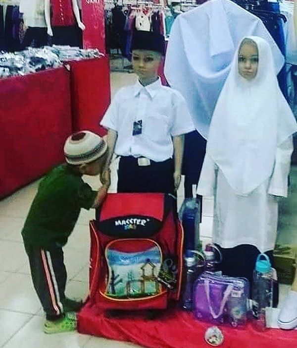 Manekin nyeleneh abis berbagai sumber