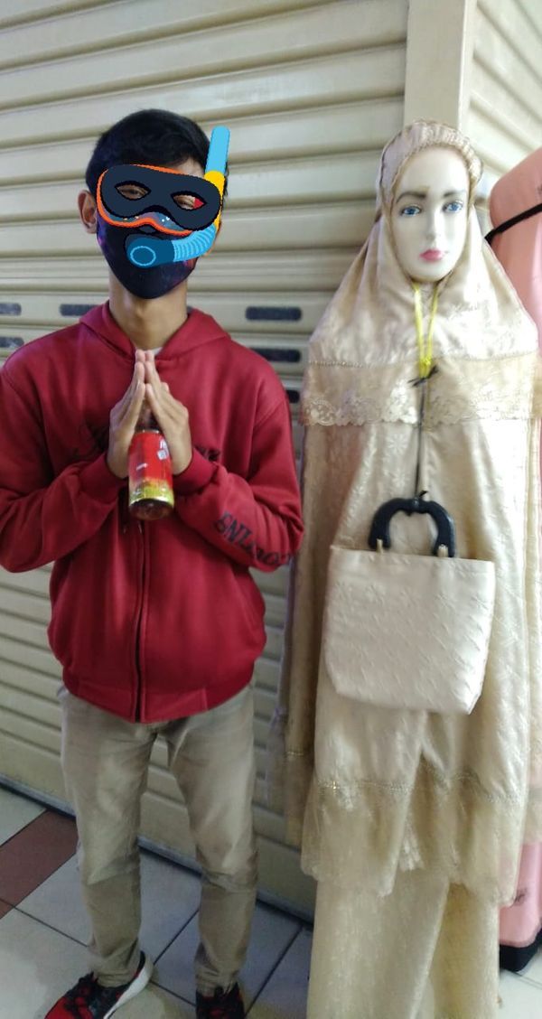 Manekin nyeleneh abis berbagai sumber Manekin nyeleneh abis berbagai sumber