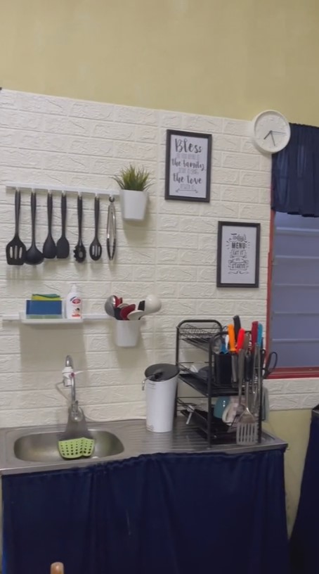 dapur mungil tanpa kitchen set dari aluminium © 2023 brilio.net