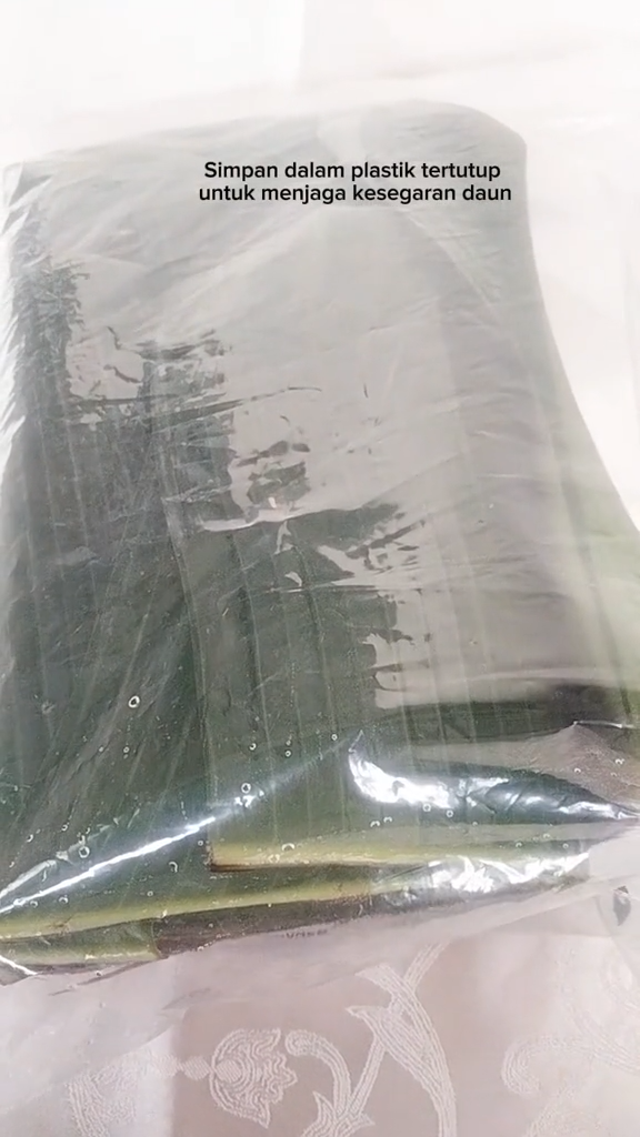 Tanpa dimasukkan kulkas, ini cara kembalikan daun pisang layu jadi segar seperti baru dipetik