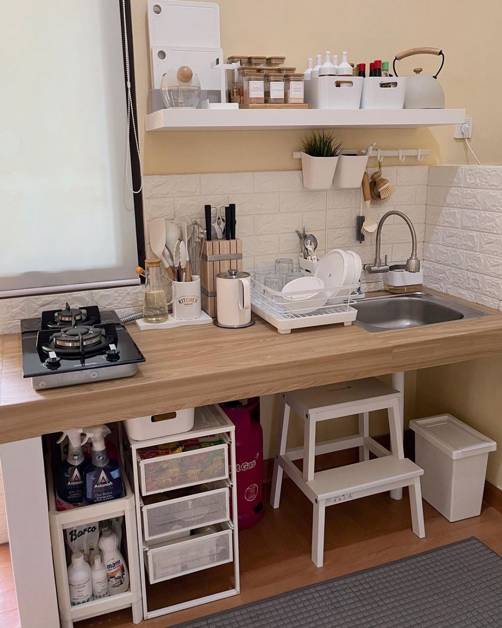 dapur mungil tanpa kitchen set dan tirai kolong © 2023 brilio.net