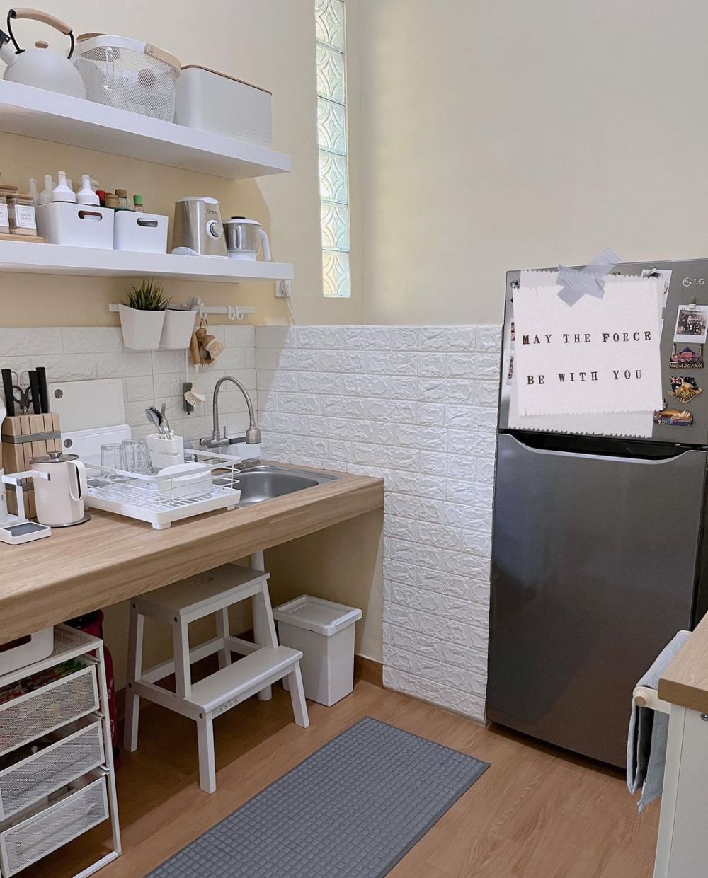 dapur mungil tanpa kitchen set dan tirai kolong © 2023 brilio.net