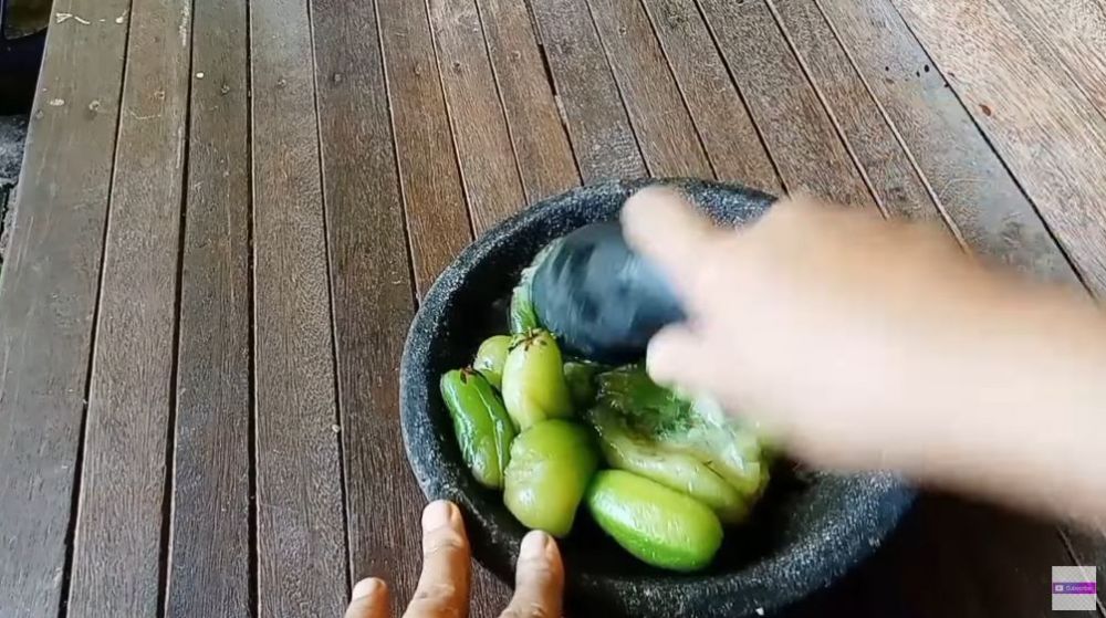 Tanpa cuka dan baking soda, ini cara ampuh basmi kerak hitam di pantat panci cuma pakai 1 jenis buah
