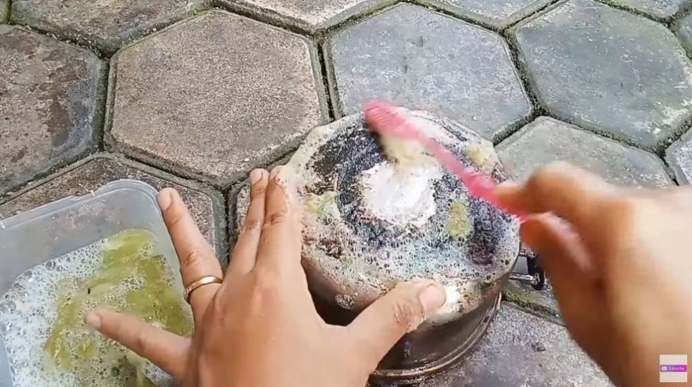 Tanpa cuka dan baking soda, ini cara ampuh basmi kerak hitam di pantat panci cuma pakai 1 jenis buah