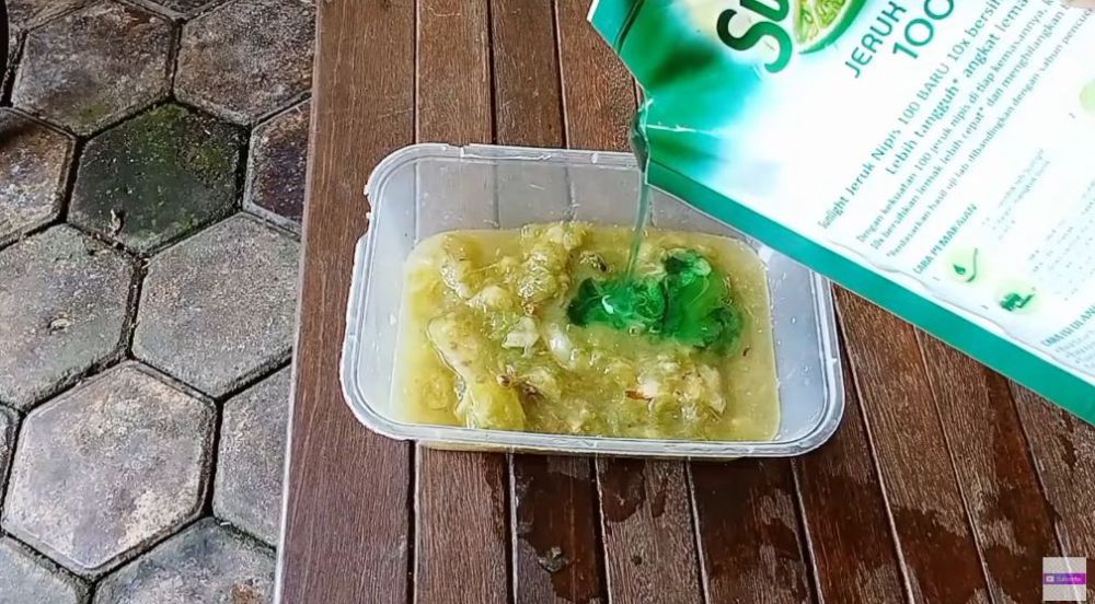 Tanpa cuka dan baking soda, ini cara ampuh basmi kerak hitam di pantat panci cuma pakai 1 jenis buah